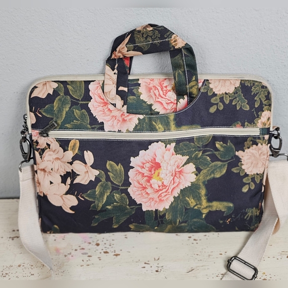 DACHEE Black Peony‎ 15" Waterproof Laptop Case - Picture 2 of 6